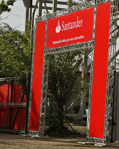 Montagem do stand externo do expositor Santander que executamos na feira Racing Festival 2010